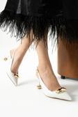 Güllü Shoes Beyaz Mat Vegan Deri 7Cm İnce Topuklu Stiletto | Gold Detaylı Zarif Kadın Ofis & Davet Ayakkabısı