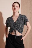 Lela Desenli Önü Büzgülü V Yaka Crop Bayan Bluz 5864486Y4 SİYAH