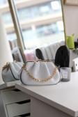Moom Bag Kadın Beyaz Kırçıllı Peluş Bohça Formlu Zincir Detaylı Çanta