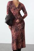 Moda Stil Slim V Yaka Midi Boy Büzgü Drape Detaylı Vücuda Oturan Örme Elbise