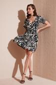 Lela Desenli Kruvaze Yaka Regular Fit Bayan Elbise 5865723 SİYAH