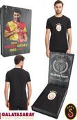 Galatasaray Orijinal Lisanslı Arma T-Shirt Metin Oktay Baskılı Hediyelik Ahşap Kutulu