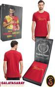 Galatasaray Orijinal Lisanslı Kırmızı Erkek T-Shirt Metin Oktay Baskılı Hediyelik Ahşap Kutulu