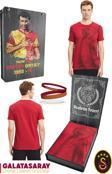 Galatasaray Orijinal Lisanslı Aslan Baskılı T-Shirt + Bileklik Set Hediyelik Ahşap Kutulu