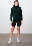 Çam Yeşili Kalın Yumuşak Dokulu Kapüşonlu Standart Fit Nakışlı Polar Kadın Sweatshirt -97287