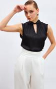 Yaka Detaylı Saten Bluz - Siyah
