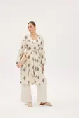 Şıklık Ve Konforun Mükemmel Uyumu: Krem İşlemeli Kimono İle Tarzınızı Baştan Yaratın!