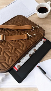 Aggu Bebe iPad Air Pro & Matepad & Galaxy & Tablet Kılıfı 11" - 12'' İnç Uyumlu Kapitoneli Omuz Askılı - Image 1