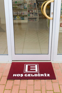 Valerine Life Eczane Logolu Kırmızı Hoş Geldiniz Welcome Kaymaz İş Yeri Kapı Önü Paspası 45x70cm - Image 1