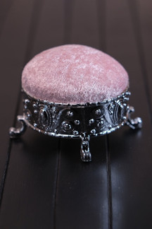 Hürrem Bone Pembe Eşarp Şal Iğnedanlık Kadife Gümüş Ayaklı 5004_04 - Image 1