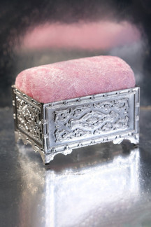 Hürrem Bone Pembe Eşarp Şal Iğnedanlık Kadife Gümüş Sandık 5006_04 - Image 1