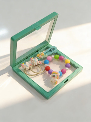 Kız Çocuk 4'lü Renkli Unicornlu PLastik Kutulu Toka Bileklik  Seti Yeşil - Image 1