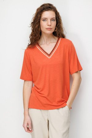 Desen Triko Kadın V Yaka Yakası İki Renkli İşlemeli Taşlı Penye T-Shirt 26844 Oranj - Image 1