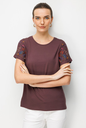 Desen Triko Kadın Sıfır Yaka Nakış İşlemeli Düşük Kollu Penye T-Shirt 26702 Kahverengi - Image 1