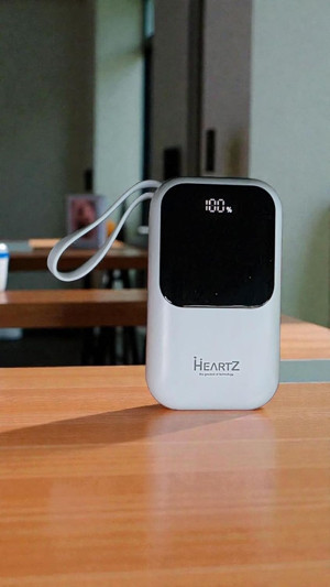 Heartz H12 10000 MH PD 20W USB 22.5W FAST ŞARJ DAHİLİ TYPE C LİGHTNİNG KABLOLU DÜNYA STANDARTLARINA UYGUN POLYMER BATARYA BİREBİR AMPER LCD GÖSTERGELİ POWERBANK - Image 1