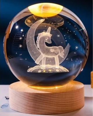 Dekoratif Ay içinde Unicorn Tasarımlı Ahşap Altlıklı Işıklı Cam Küre Cam:8cm Ahşap:2cm büyük boy