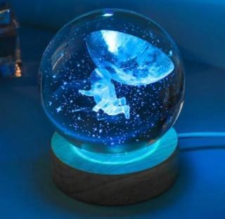 Dekoratif Uçan ASTRONOT Tasarımlı Ahşap altlıklı Işıklı Cam Küre Büyük Boy Cam:8cm Ahşap:2cm