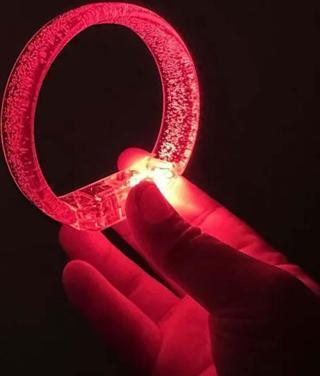 Büro Ev Ofis Etkinik Süsleri için 1,5CM Geniş Kırmızı Pilli Led Işık Baskı Yapılır Bileklik