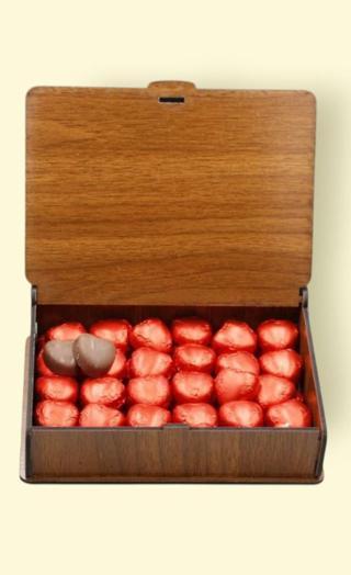 Ahşap Kutuda Hediyelik 50 Adet Kalp Çikolata – Özel Günler İçin Tatlı Sürpriz Hediyelik