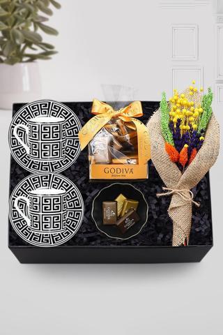 Trendmiya 2'Li Siyah Beyaz Fincan & Kase & Godiva Napoliten Çikolata & Kurutulmuş Çiçek Buketi Hediye Seti