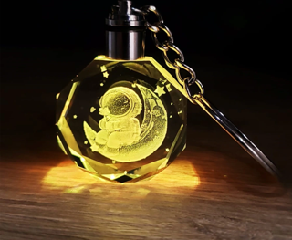 Astronot Tasarımlı Renk Değiştiren Anahtarlık