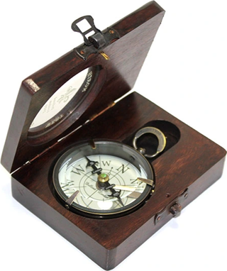 Ahşap Kutulu Üzeri Desenli Pirinç Pusula