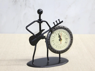 Metal Saatli Gitar Çalan Müzisyen Alk4334