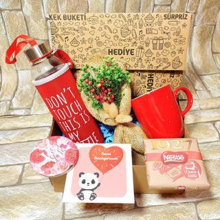 Sevgiliye Şirin Hediye Paketi, Kırmızı Kahve Bardağı, Kılıflı Su Şişesi, Ayna, Çiçek Buketi