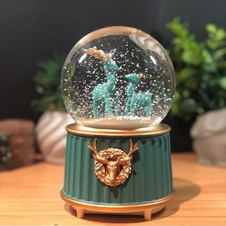 Pilli Işıklı Müzikli Kar Küresi–İki Geyikli Yeşil Figürlü Eğlenceli Masaüstü Biblo, LE