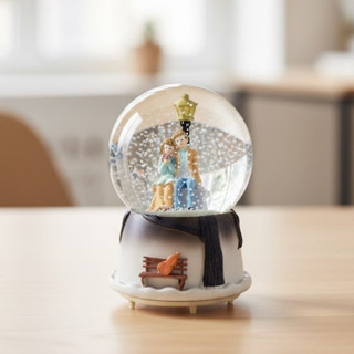 Pilli Işıklı Müzikli Kar Küresi–Kış Masalı Bankta Sevgili Figürlü Eğlenceli Masaüstü