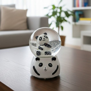 Pilli Işıklı Müzikli Kar Küresi–Sevimli Panda Figürlü Eğlenceli Masaüstü Biblo, LED Ayd�