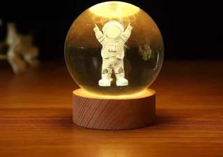 Dekoratif Astronot Tasarımlı Ahşap Altlıklı Işıklı Cam Küre Cam:6cm Ahşap:2cm