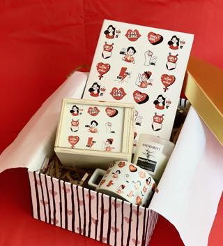 Girl Gang Tasarımlı Sert Kapaklı Defter Kutulu Kupa Ve Kokulu Mum Kadınlara Özel Hediye Seti