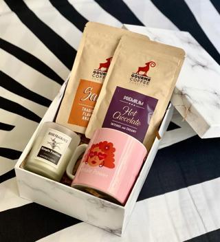 Kadın Gücü Tasarımlı Kupa Kokulu Cam Mum Sıcak Çikolata Ve Sahlep Kadınlara Özel Hediye Seti