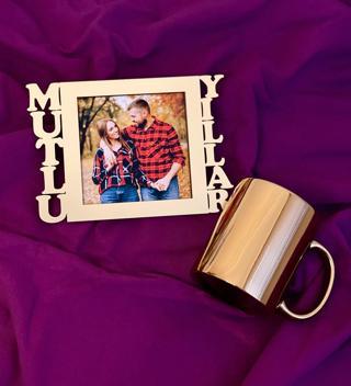 Mutlu Yıllar Fotoğraf Standlı Mdf Gold Çerçeve Ve Gold Kupa Set
