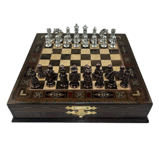 GiftHome Premium Orta Boy Metal İŞLEMELİ KLASİK Satranç Takımı  ve Sandıklı Masif Ahşap Satranç Tahtası (28x28x5,5 cm.)