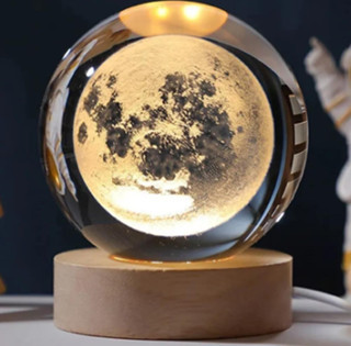 Himarry Dekoratif Dolunay Tasarımlı Ahşap altlıklı Işıklı Cam Küre Büyük Boy 8cm