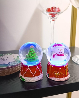 Yeni Yıl Işıklı Çam Ağacı Ve Kardan Adam Temalı Yılbaşı 2 Adet Mini Boy Işıklı Kar Küresi 6,5 Cm