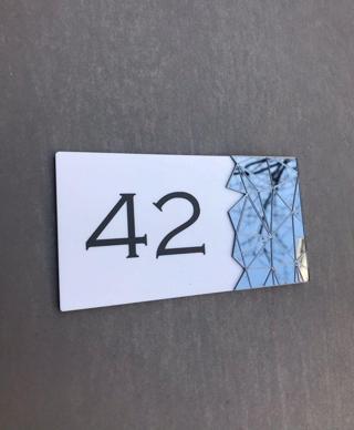 Yönline Füme Aynalı Beyaz Kapı Numarası - 42