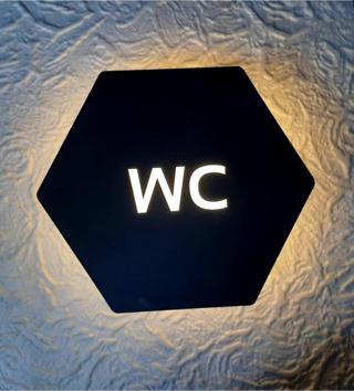 Yönline Black Honeycomb Serisi Işıklı Wc Yönlendirme Tabelası