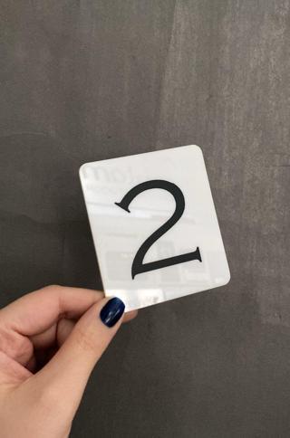 Beyaz Minimal Seri Kapı Numarası