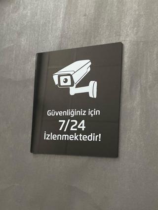 Siyah Parlak Pleksi 7\24 Kamera ile İzlenmektedir Uyarı Levhası
