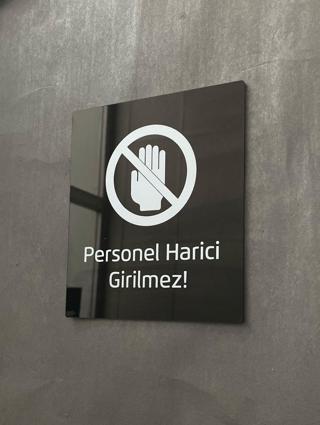 Siyah Parlak Pleksi Personel Harici Girilmez Uyarı Levhası