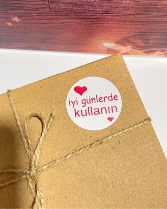 Butiksosyetik İyi Günlerde Kullanın Kalpli Kırmızı Yazılı 3 x 3 cm Yuvarlak Yapışkanlı Etiket 150 Adet
