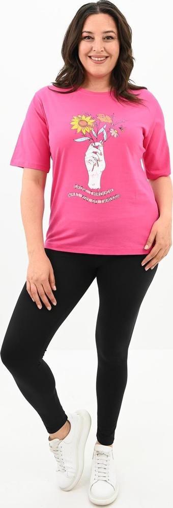 Koza Butik Kadın Büyük Beden Çiçek Tutan El Baskılı T-Shirt 1574-23 Fuşya 4XL