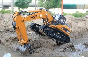 HUINA 1/14 23 Kanal FULL METAL ŞASE RC Model Paletli Kepçe Ekskavatör İş Makinası -11 KG AĞIRLIK Sesli ve Işıklı -1580