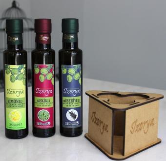 İzorya 3'lü Stantlı Çeşnili Zeytinyağı Seti Kekikli, Limonlu ve Biberiyeli Zeytinyağı Seti 3×250 ml Lazer Kesim Stantlı