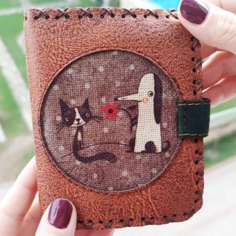 El Yapımı Kadın Cüzdan Vegan Deri Kedi Köpek Görselli Kahverengi Renk