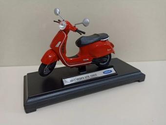 Welly 2017 vespa gts 125cc 1:18