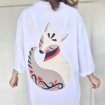 Latis Baskı Beyaz Pamuklu Sırt Figür Baskılı Oversize Uzun T-shirt